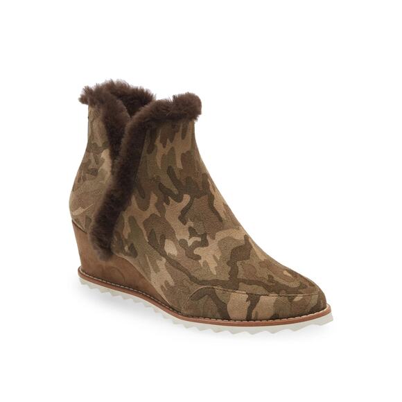 New Pelle Moda Erin Faux Fur Trim Wedge Bootie Green Camo Suede Women's Size 8.5 - Picture 1 of 6